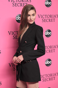 1425613678_GraceElizabethVictoriaSecretViewingPartygA6SfQsSC1Xx.thumb.jpg.871f4730401ac865ecf75109143e4314.jpg