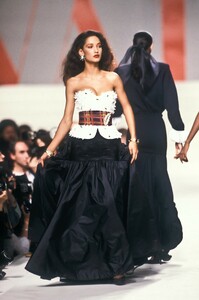 1471041412_Valentino1988WomenRTW37.thumb.jpg.302dab3df77369e4e0bb907f1919c86d.jpg