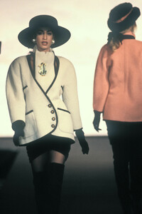 1489786890_Chanel1990HauteCouture40.thumb.jpg.a32d2264744ead6af93505fe82e1952e.jpg