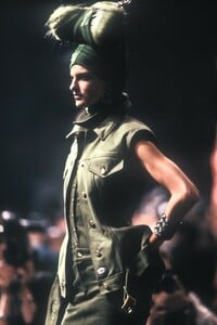 15210765_JeanPaulGaultier1989WomenRTW4.thumb.jpg.39f546445aeea69578bb78c7a5e14252.jpg