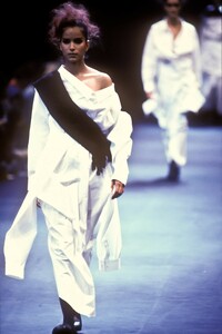 1539995674_CommedesGarcons1992WomenRTW6.thumb.jpg.970443c912b72d0200fec7ee3318a71f.jpg