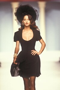 1540904853_KarlLagerfeld1988WomenRTW146.thumb.jpg.1995f8d70399953a2eaec76c24b94b43.jpg