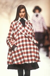 1549338446_KarlLagerfeld1988WomenRTW11.thumb.jpg.bbe29500f769f751ccb7e1156c10b67c.jpg