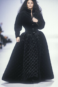 1573311510_AngeloTarlazzi1991WomenRTW92.thumb.jpg.58f1c69f61bfc351089c353793b31323.jpg