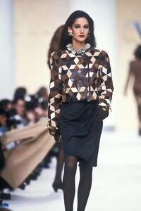 1596765546_Valentino1989WomenRTW55.thumb.jpg.72e0645c726ed1ea2b8f7aa234399c28.jpg