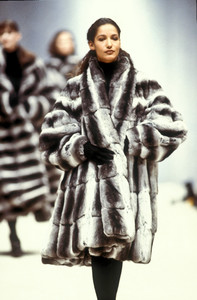 1617993375_Fendi1987WomenRTW20.thumb.jpg.5bd043c693322630251d7b13c2e49fe3.jpg