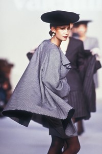 1675532639_Valentino1987WomenRTW14.thumb.jpg.35a2e51bee09cff2890c1083a521b787.jpg