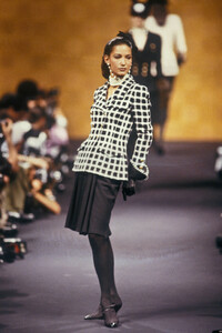 1686366121_Chanel1989HauteCouture115.thumb.jpg.5eaf39b9b70c59b1135f14fa599f8691.jpg