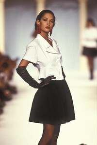 1706693492_KarlLagerfeld1988WomenRTW61.thumb.jpg.f7a6488f6a8c3ff0d3ec541ad4a8c6c9.jpg