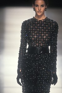 1737371336_GiorgioArmani1992WomenRTW104.thumb.jpg.15ad7d98f7d96a8608223c176095c931.jpg