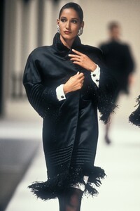 1747506502_Valentino1989HauteCouture46.thumb.jpg.0baf42994681a493fe0dab0eb8905f75.jpg