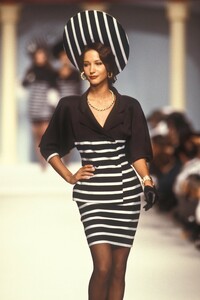 1756448925_KarlLagerfeld1988WomenRTW122.thumb.jpg.1557fb5f2fc6f4b0676232ba28e86db9.jpg