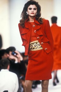 17792451_Valentino1989WomenRTW41.thumb.jpg.51b4d98c96c7ddb25d874df091578a6a.jpg