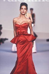 178159392_Valentino1987WomenRTW163.thumb.jpg.241a3e13ad62272942ac18311d752f84.jpg