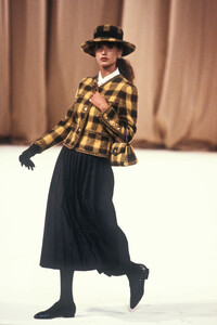 1785526310_Chanel1988HauteCouture14.thumb.jpg.60424cb790ca7bdda2c7508c947a8fad.jpg