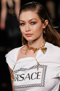 1807283041_GigiHadidVersaceFall2019RunwayNnPcRssnGhkx.thumb.jpg.f1088af15269b17eccca74a0699b04a3.jpg