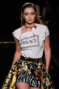 1825877022_GigiHadidVersaceFall2019RunwayNKIE39eW9sgx.thumb.jpg.1771b7a2a14674f9bebffa4e2a74625b.jpg