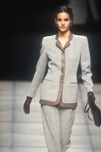 1851804170_GiorgioArmani1992WomenRTW53.thumb.jpg.3bbbb55b24f8f94499da86a2bc7006b0.jpg