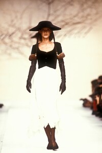 1858689619_KarlLagerfeld1988WomenRTW164.thumb.jpg.627062bac095f6c458155fc431038618.jpg