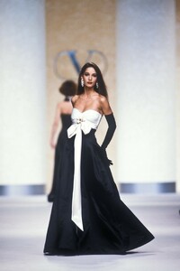 1865675706_Valentino1989WomenRTW163.thumb.jpg.45cdff89284d01ed8fcfcd9814f0cd02.jpg