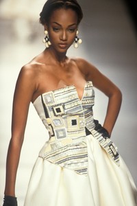 18769304_GiorgioArmani1992WomenRTW127.thumb.jpg.8bdaf96c346e333abf68a871766950af.jpg