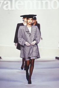 1885957790_Valentino1987WomenRTW13.thumb.jpg.808e45b1f075116fa14ba1c8946759a3.jpg