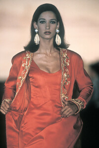 1906651483_Chanel1990HauteCouture35.thumb.jpg.f612143d20f65684a58e6baa9f02a266.jpg