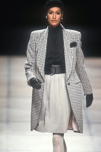 1911102711_GiorgioArmani1992WomenRTW14.thumb.jpg.9254f25a5712743d33d75ce5705c0828.jpg