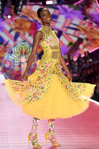 Mayowa+Nicholas+2018+Victoria+Secret+Fashion+2-VPIaoEwRyx.jpg