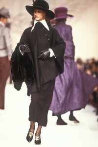 1955268995_KarlLagerfeld1988WomenRTW178.thumb.jpg.d42821fc131668f6dd54af4a7352164d.jpg