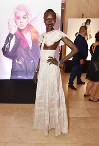 Alek+Wek+Harper+BAZAAR+Celebrates+ICONS+Carine+NF7PnyGp_uEx.jpg