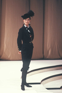 1998721432_Chanel1988HauteCouture21.thumb.jpg.29ddf75ebe718e35994241e70f65bc81.jpg