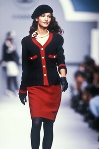 1_chanel-ss-1989-2_html.thumb.JPEG.edef0dbaf19eca97f73d59b36273662f.JPEG