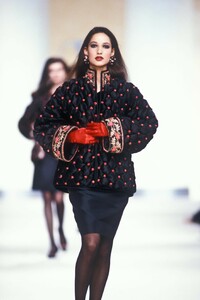 2058096652_Valentino1989WomenRTW202.thumb.jpg.71987597c50e9781d5176af1d3e4f5e8.jpg