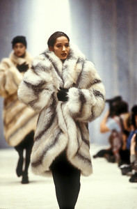 2091187717_Fendi1987WomenRTW54.thumb.jpg.2d0c23c696f4b938fbebc6f435344d61.jpg