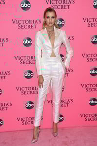 211525146_VictoriaSecretViewingPartyArrivalsYL_ZgibG94hx.thumb.jpg.93e4e4ccdc9cb06a2d5132a91ca877af.jpg