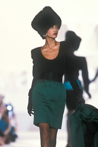 271119666_Valentino1987HauteCouture6.thumb.jpg.3d46c4bf203a7e40d97abc51ab5c2db5.jpg