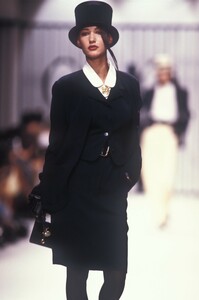 273607656_KarlLagerfeld1989WomenRTW9.thumb.jpg.9d9c05c94a5836518a7217ed095bd74b.jpg