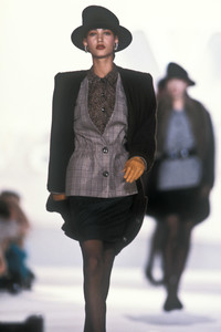 295488533_Valentino1987HauteCouture22.thumb.jpg.fbe2cd2fbaceb34f31ed2740cde7963c.jpg