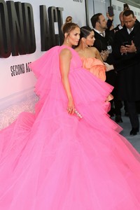          jlo121218BZNimage120.jpg