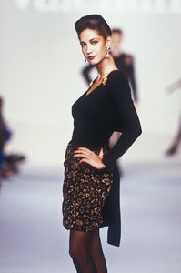 308646426_Valentino1987WomenRTW110.thumb.jpg.9b497cdc6c32ac56093ee2d5cff710a2.jpg