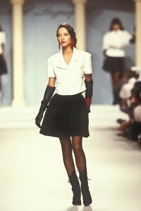 318067358_KarlLagerfeld1988WomenRTW60.thumb.jpg.72a6cfb11262dfdb6b096ccf3400d632.jpg