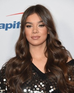 327022089_2018_jingle_ball_hailee_steinfeld(9).thumb.jpg.1df0834ba8d06f9ba3eca918292881ad.jpg