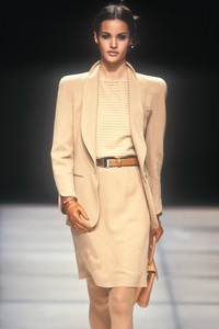 379653989_GiorgioArmani1992WomenRTW58.thumb.jpg.a49c509a2b2e46dbd7580bc12cc173ac.jpg