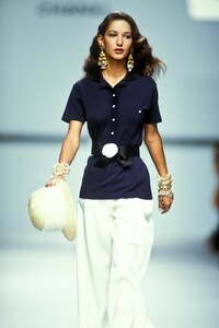 3_chanel-ss-1989-4_html.thumb.JPEG.110d6f52d0f13bf71539f3d9e7a8b465.JPEG