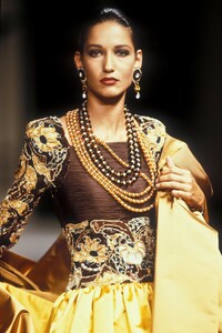 429340374_Valentino1989HauteCouture227.thumb.jpg.915c99c0f16ddddd8376363e01bc0660.jpg