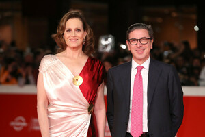 Sigourney+Weaver+Sigourney+Weaver+Red+Carpet+JjZF2GRKWonx.jpg