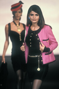 521019855_Chanel1990HauteCouture29.thumb.jpg.845f99ec82c8583d211f15ca366d5431.jpg
