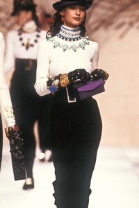 530829473_KarlLagerfeld1988WomenRTW83.thumb.jpg.c09a5f90e76036863bda77bcedaab365.jpg