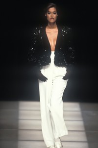 543201681_GiorgioArmani1992WomenRTW112.thumb.jpg.528a012106a8ae02dc779178a9651cf5.jpg